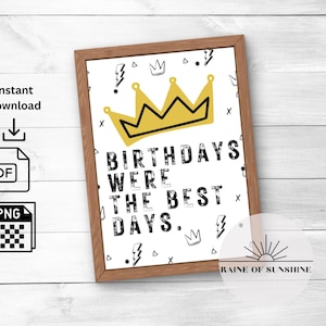 Può includere: Un download digitale stampabile di una grafica in bianco e nero con una corona gialla e il testo "Birthdays were the best days." La grafica è circondata da piccoli elementi grafici in bianco e nero.