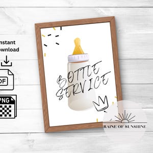 Può includere: Un cartello stampabile con sfondo bianco e un'illustrazione di un biberon giallo e bianco. Il testo "Bottle Service" è scritto in corsivo nero. Il cartello è incorniciato in una cornice di legno marrone.