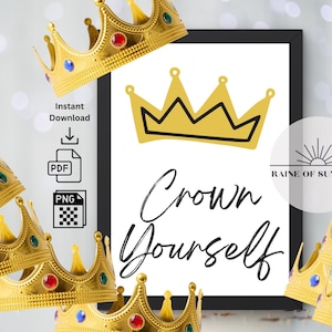 Può includere: Download digitale stampabile di un'illustrazione in bianco e nero di una corona dorata con il testo "Corona te stesso" in scrittura corsiva nera. L'immagine è circondata da corone dorate con gioielli rossi e blu.