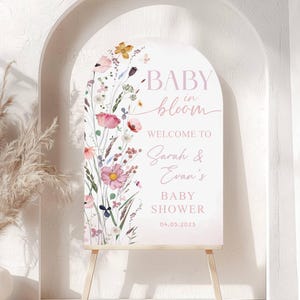 Letrero de bienvenida para baby shower con diseño de arco floral, tablero de espuma personalizado con impresión neutra para género.