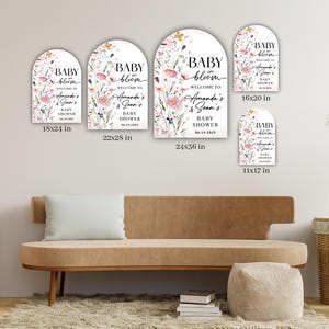 Puede incluir: Cuatro tama&ntilde;os diferentes de letreros de baby shower en forma de arco con un dise&ntilde;o floral y el texto "Baby in Bloom" y "Bienvenido a la fiesta de bienvenida de Amanda y Sean". Los letreros est&aacute;n disponibles en 28x43 cm, 41x51 cm, 46x61 cm y 61x91 cm.