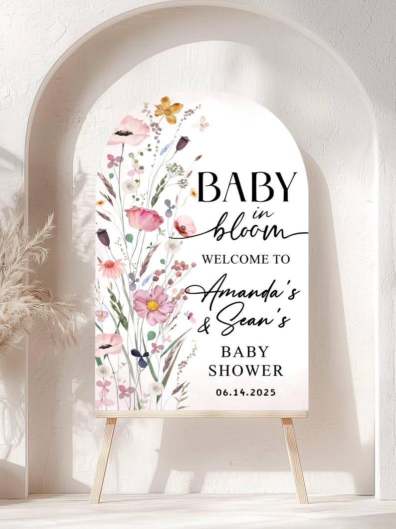 Puede incluir: Un cartel blanco con un dise&ntilde;o floral y el texto "Baby in Bloom"  Bienvenido al Baby Shower de Amanda y Sean 06.14.2025.