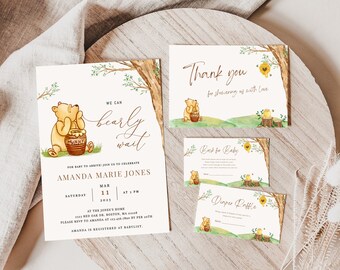 Pode incluir: Um conjunto de convites para chá de bebê com tema Winnie the Pooh com um fundo de aquarela. O convite apresenta um desenho animado do Winnie the Pooh segurando um pote de mel. O texto do convite diz "We can barely wait". O convite também inclui a data, a hora e o local do chá de bebê. O conjunto também inclui um cartão de agradecimento, um cartão para presentes para o bebê e um cartão de rifa de fraldas.
