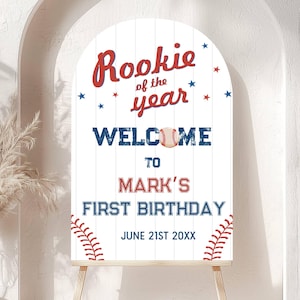 Letrero de bienvenida para el primer cumpleaños de Novato del Año de Béisbol con arco impreso, decoración de cumpleaños personalizada con tablero de espuma, tema deportivo personalizado para el primer cumpleaños de un niño