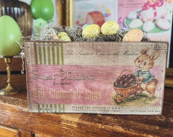 Caja de Pascua vintage, expositor de huevos de chocolate con conejito retro, decoración primaveral de estilo rústico.