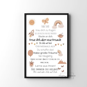 Op de afbeelding: Een ingelijste print met een witte achtergrond en een zwart frame. De print bevat inspirerende tekst in het Duits, samen met illustraties van een zon, vlinder, regenboog, raket, boot, ballon en bergen. De tekst bevat zinnen als "Veel plezier" en "Wees trots op jezelf."