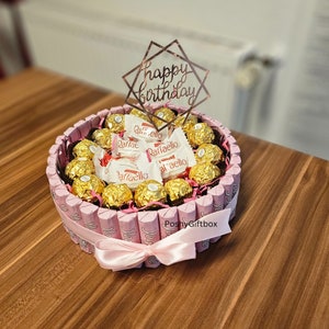 Ferrero Rocher & Yogurette Schokolade Torte Mit Rosen Coffret bien-être avec Pralinen Torte/4 Varianten/Pralinentorte/Geburtstagstorte