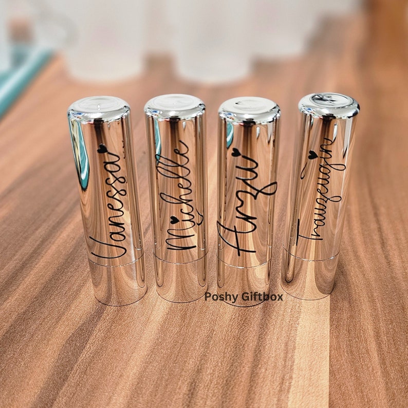Pu&ograve; includere: Quattro tubetti di rossetto argentati con nomi personalizzati: "Vanessa", "Michelle", "Amy" e "Samantha".