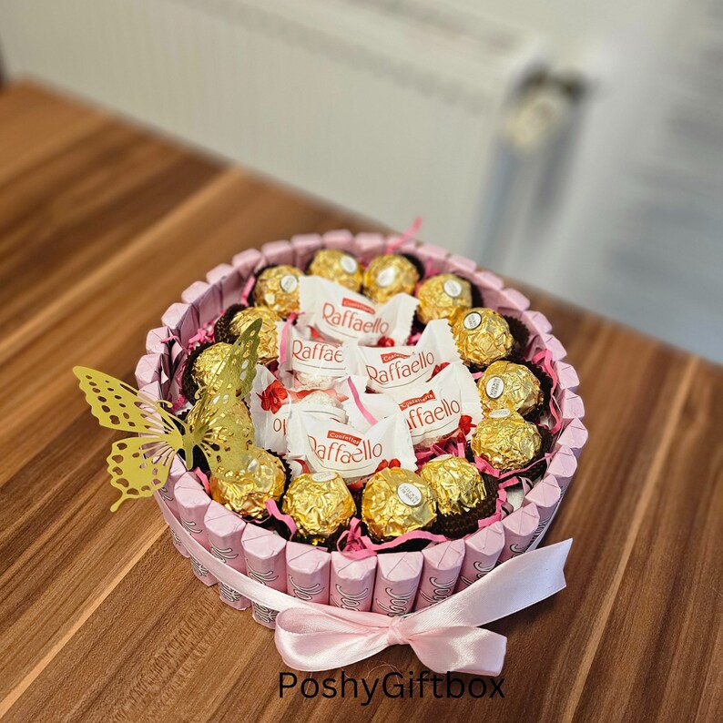 Ferrero Rocher & Yogurette Schokolade Torte Mit Rosen Wellnessset mit Pralinen Torte/4 Varianten/Pralinentorte/Geburtstagstorte Bild 4
