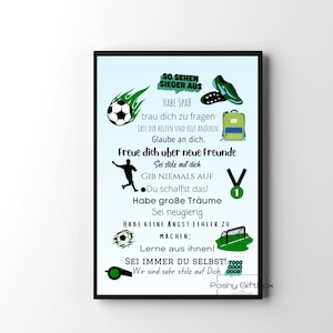 Op de afbeelding: Een motiverende poster met een blauwe achtergrond en groene accenten. De poster toont een voetbal, een rugzak, een paar sportschoenen en een voetbaldoel. De tekst op de poster luidt: "So sehen Sieger aus. Habe Spaß. Trau dich zu fragen. Lass dir helfen und hilf anderen. Glaube an dich. Freue dich über neue Freunde. Sei stolz auf dich. Gib niemals auf. Du schaffst das! Habe große Träume. Sei neugierig. Habe keine Angst Fehler zu machen. Lerne aus ihnen! Sei immer du selbst! Wir sind sehr stolz auf dich. TOOO DOOR! 0000 Poshy Giftbox"