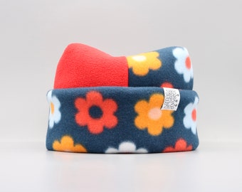 Bonnet d'hiver à revers tendance et confortable en polaire rétro fait main à quatre branches, rouge et fleurs par MadBeans Beanies