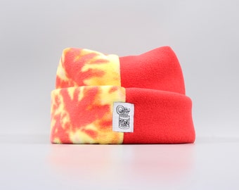 Bonnet d'hiver à revers stylé et confortable en polaire rétro fait main rouge et jaune par MadBeans Beanies