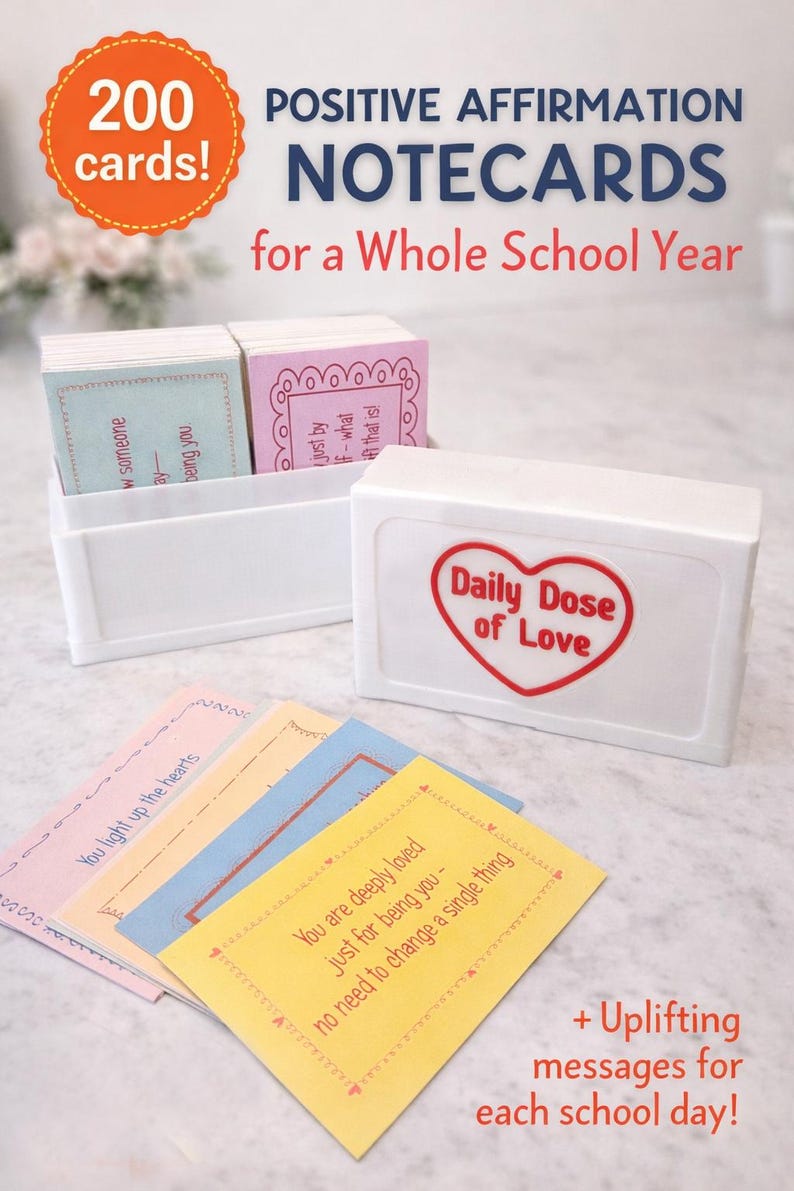 Op de afbeelding: Een set positieve affirmatie notecards voor een heel schooljaar. De kaarten zitten in een witte doos met een rood hart met de tekst "Daily Dose of Love". De afbeelding bevat de tekst "200 kaarten!" en "+ Opbeurende berichten voor elke schooldag!"