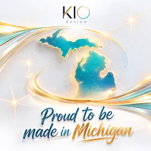 Op de afbeelding: Een grafisch ontwerp met de omtrek van de staat Michigan in teal, met de tekst "Proud to be made in Michigan." Het ontwerp bevat gouden en teal linten en het "KIO DESIGN" logo.