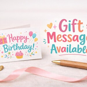 Op de afbeelding: Een verjaardagskaart met de tekst "Happy Birthday!" en een cupcake-illustratie. De afbeelding bevat ook een roze lint, een gouden hart, een pen en de tekst "Gift Messages Available!"