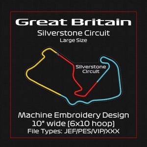 Könnte beinhalten: Maschinenstickdesign des Silverstone Circuit Rennstrecken in Großbritannien. Das Design ist 25,4 cm breit und passt in einen 15,2 x 25,4 cm großen Rahmen. Dateitypen umfassen JEF, PES, VIP und XXX.