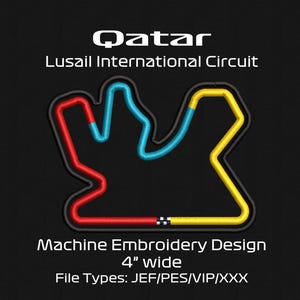 Puede incluir: Diseño de bordado a máquina del Circuito Internacional de Lusail en Qatar. El diseño presenta un contorno de pista en rojo, azul y amarillo, con bordes negros. El texto "Qatar" y "Lusail International Circuit" están en la parte superior. El diseño mide 10 cm de ancho.