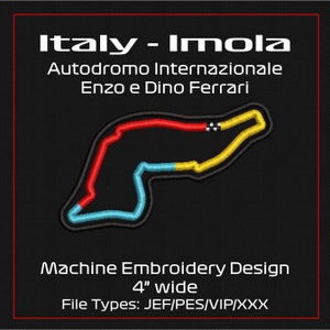 Può includere: Design di ricamo a macchina del circuito di Imola in Italia, largo 10 cm. Il design presenta un layout colorato della pista con sezioni rosse, gialle e blu, e il testo "Italy - Imola" e "Autodromo Internazionale Enzo e Dino Ferrari".