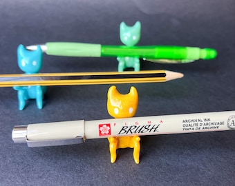 Portapenne in argilla polimerica fatto a mano: statuetta Desk Buddy