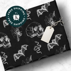Papel de regalo gótico con calaveras y murciélagos - Para Halloween o Navidad gótica imagen 1