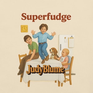Puede incluir: Portada del libro "Superfudge" de Judy Blume. La ilustración presenta a tres niños, un perro y un bebé, reunidos alrededor de una mesa. El título está en texto marrón en la parte superior y el nombre del autor en la parte inferior.