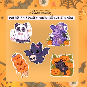 Puede incluir: Una colección de pegatinas troqueladas de Halloween en colores pastel. Las pegatinas presentan ilustraciones de un panda fantasma, un médico de la peste, un murciélago con una calavera, un cono de helado de calabaza y un gato negro entre calabazas. Las palabras "Hand made" y "PASTEL HALLOWEEN MAGIC DIE CUT STICKERS" están escritas.