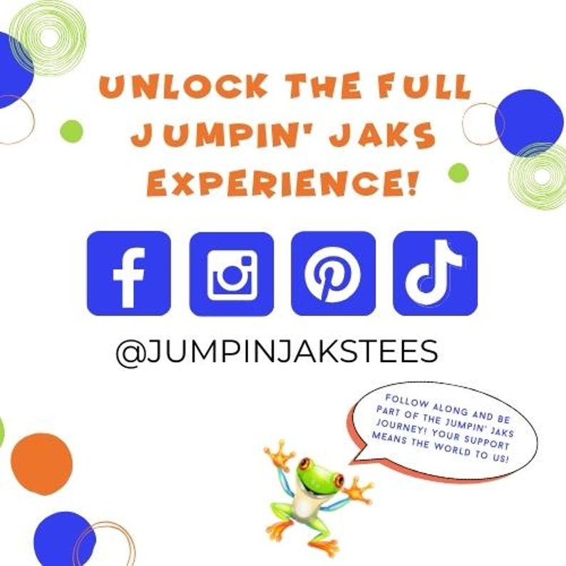Op de afbeelding: Witte achtergrond met oranje tekst "UNLOCK THE FULL JUMPIN' JAKS EXPERIENCE!". Blauwe social media-pictogrammen voor Facebook, Instagram, Pinterest en TikTok. De handle @JUMPINJAKSTEES wordt ook weergegeven.