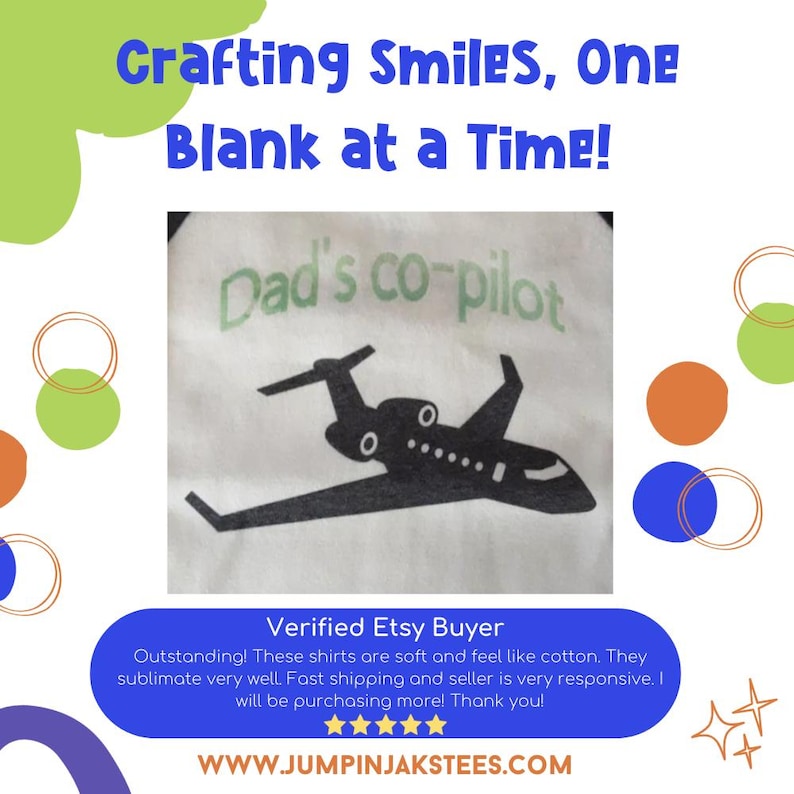 Op de afbeelding: Wit T-shirt met een zwarte vliegtuigafbeelding en de tekst "Dad's co-pilot". Het shirt heeft ook de tekst "Crafting Smiles, One Blank at a Time!" en een geverifieerde Etsy-kopersbeoordeling. Het websiteadres is www.jumpinjakstees.com.