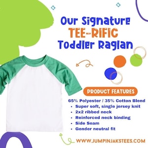 Op de afbeelding: Witte en groene raglan-t-shirt voor peuters met de tekst "Our Signature TEE-RIFIC Toddler Raglan". Het shirt is gemaakt van een mix van 65% polyester en 35% katoen. Kenmerken zijn een 2x2 geribbelde hals en een zijnaad. WWW.JUMPINJAKSTEES.COM.