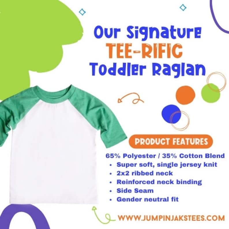 Op de afbeelding: Witte en groene raglan-t-shirt voor peuters met de tekst "Our Signature TEE-RIFIC Toddler Raglan". Het shirt is gemaakt van een mix van 65% polyester en 35% katoen. Kenmerken zijn een 2x2 geribbelde hals en een zijnaad. WWW.JUMPINJAKSTEES.COM.