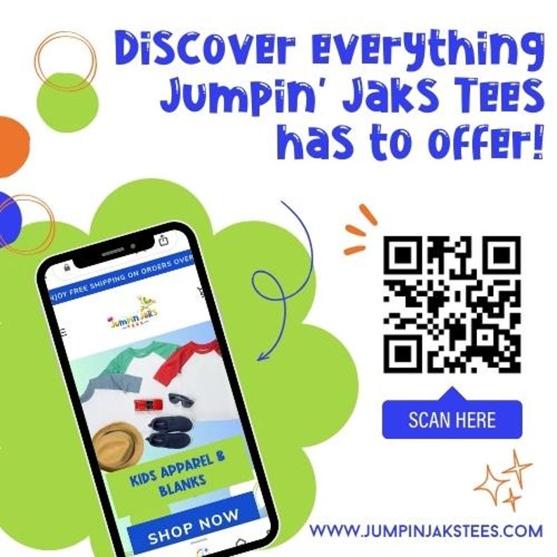 Op de afbeelding: Promotieafbeelding voor Jumpin' Jaks Tees, met een smartphone waarop de website met kinderkleding en blanco's wordt weergegeven. De afbeelding bevat een QR-code, de tekst "Discover Everything Jumpin' Jaks Tees has to offer!" en het websiteadres.