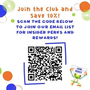 Op de afbeelding: Witte afbeelding met tekst: "Word lid van de club en bespaar 10%!" en "Scan de code hieronder om lid te worden van onze e-maillijst voor insider voordelen en beloningen!" Bevat een QR-code en een kikker.