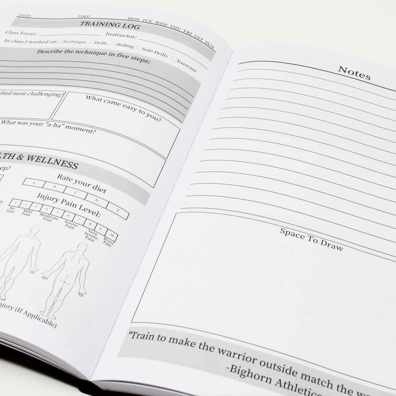 Puede incluir: Un diario de entrenamiento en blanco y negro con una secci&oacute;n para notas y una secci&oacute;n para salud y bienestar. La secci&oacute;n de salud y bienestar incluye un cuadro para calificar la dieta y el nivel de dolor de las lesiones. La secci&oacute;n de notas tiene el texto "Espacio para dibujar" y la cita "Entrenar al guerrero exterior para que coincida con el guerrero interior - Bighorn Athletics".