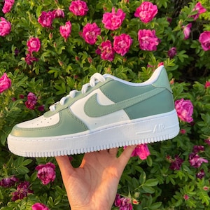Nike Air Force 1 Low - ‘Sage Grün’ individuell bemalte Schuhe