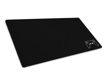 Puede incluir: Alfombrilla de ratón para juegos negra con un contorno blanco de un mando de videojuegos en la esquina superior derecha.