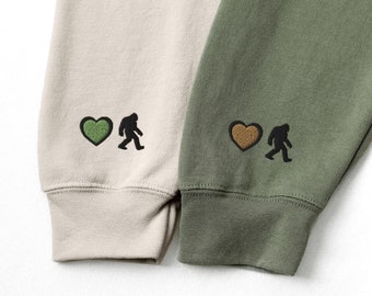Felpe per coppie Bigfoot, maglioni Sasquatch Valentine abbinati, divertenti felpe Bigfoot, regalo per l'amante del Bigfoot ricamato personalizzato