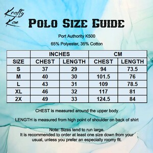 Pu&ograve; includere: Tabella delle taglie per una polo, che mostra le misure del petto e della lunghezza in pollici e centimetri. La tabella include le taglie S, M, L, XL e 2X. Il tessuto &egrave; composto dal 65% di poliestere e dal 35% di cotone.