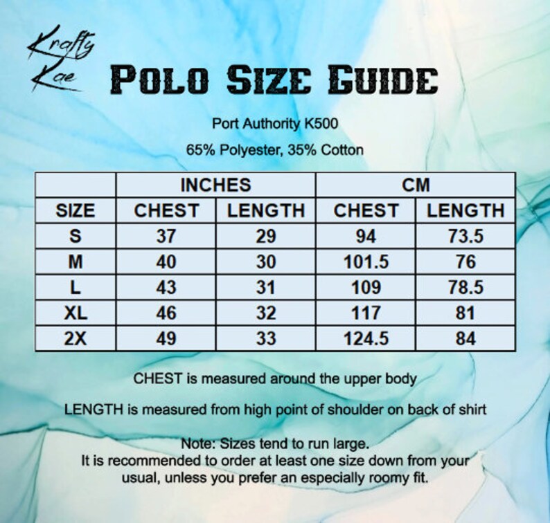 Pu&ograve; includere: Tabella delle taglie per una polo, che mostra le misure del petto e della lunghezza in pollici e centimetri. La tabella include le taglie S, M, L, XL e 2X. Il tessuto &egrave; composto dal 65% di poliestere e dal 35% di cotone.