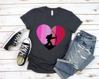 Chemise Bigfoot Saint-Valentin, T-shirt Sasquatch Cupidon, cadeau drôle de Saint-Valentin pour amoureux de Bigfoot, chemise cryptide Saint-Valentin, t-shirt sarcastique Saint-Valentin