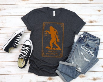 Camisa The Hermit Bigfoot, camisa de cartas de tarô Sasquatch, presente místico de caçador de Bigfoot, camisa de amante de Bigfoot, camiseta Witchy Cottagecore Goblincore