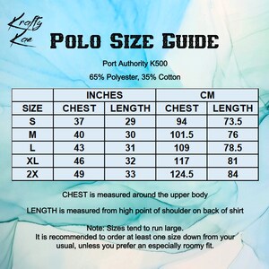 Op de afbeelding: Een maattabel voor poloshirts, met de maten in inches en centimeters voor de borst en de lengte. De tabel bevat de maten S, M, L, XL en 2X. De stof is 65% polyester en 35% katoen. De tabel geeft aan dat de maten over het algemeen groot uitvallen en adviseert om een maat kleiner te bestellen.