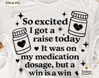 ¡Qué emoción! Hoy me subieron el sueldo. Fue por la dosis de mi medicamento, pero una victoria es una victoria. Aumento gracioso, regalo de humor - Archivo PNG SVG