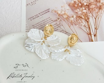 Pearl White Floral Dangle Earrings Vintage Jewelry Statement Earrings Wedding Jewelry Bridal Shower Earrings Gold Earrings Fairycore Jewelry