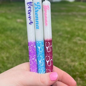 Penna con nome a forma di stetoscopio glitterato, penna personalizzata, penna gel InkJoy, penna in resina, penna per infermieri, simpatico regalo per infermieri