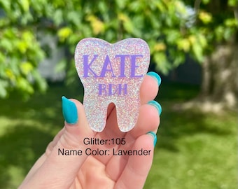 Gepersonaliseerde glittertandnaamplaatje: magnetische acrylbadge