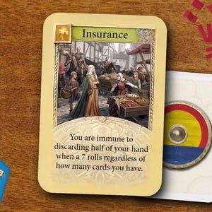 Könnte beinhalten: Eine Spielkarte mit der Aufschrift "Versicherung" und einer Illustration eines mittelalterlichen Marktes. Der Text der Karte erklärt ihre Funktion. Weitere Spielkomponenten sind Würfel, Holzstücke und ein Spielbrett.