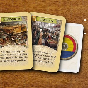 K&ouml;nnte beinhalten: Drei rechteckige Spielkarten mit cremefarbenen R&auml;ndern. Die erste Karte tr&auml;gt den Titel Earthquake, die zweite Insurance und die dritte zeigt einen kreisf&ouml;rmigen Schild mit roten, gelben und blauen Streifen. Text erkl&auml;rt Regeln.