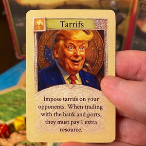 K&ouml;nnte beinhalten: Eine rechteckige Spielkarte mit cremefarbenem Hintergrund und einem Portr&auml;t eines Mannes in blauem Anzug und roter Krawatte. Der Text oben lautet 'Tarrifs' und der untere Text besagt: 'Impose tarrifs on your opponents. When trading with the bank and ports, they must pay 1 extra resource.'