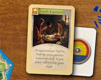 Könnte beinhalten: Eine Brettspielkarte mit dem Text "Family Expansion" und einer Illustration einer Familie. Die Karte lautet: "Herzlichen Glückwunsch! Sie haben die wertvollste Siedlung von allen gebaut. Ein neuer Spieler wird bald dem Spiel beitreten!" Würfel, Spielsteine und eine weitere Karte sind ebenfalls abgebildet.