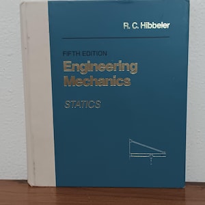 Könnte beinhalten: Ein Lehrbuch mit dem Titel "Engineering Mechanics, Statics" von R.C. Hibbeler. Das Cover ist türkisblau mit goldfarbenen Buchstaben und einem weißen Buchrücken. Es ist die fünfte Auflage.